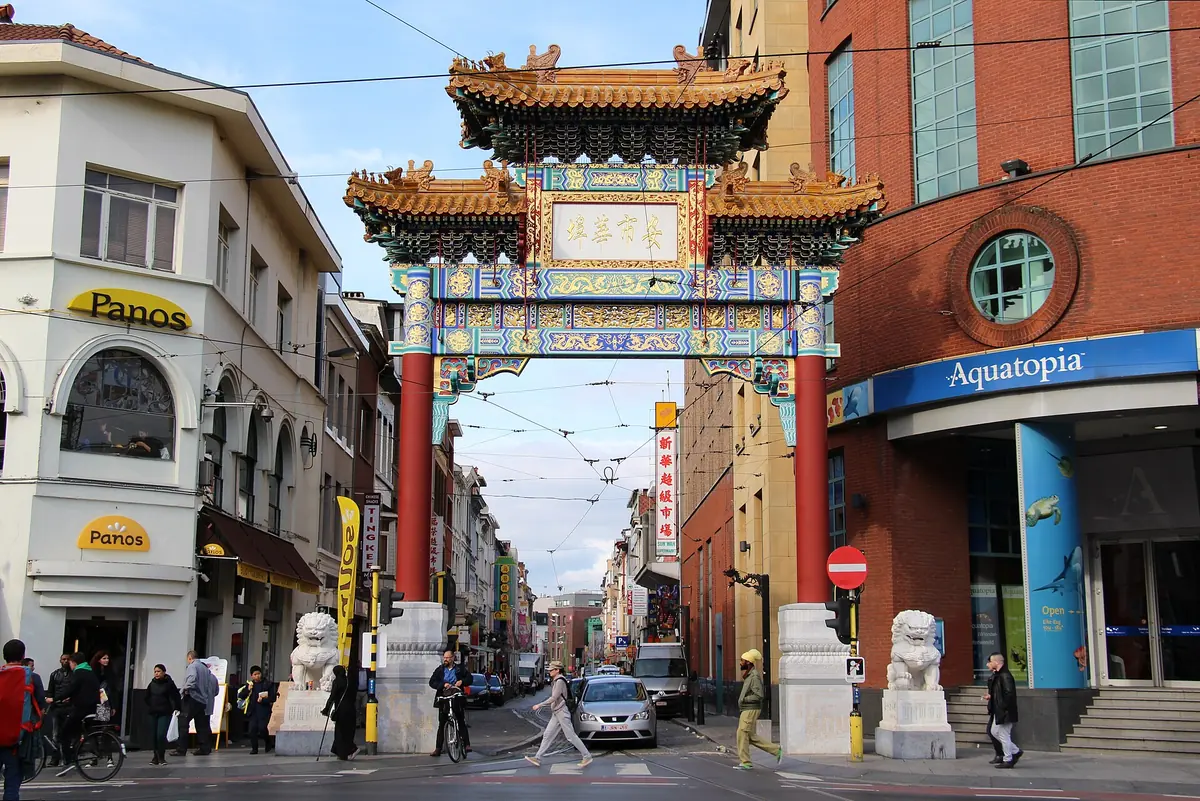 De Chinese toegangspoort aan de Van Wesenbekestraat in Antwerpen