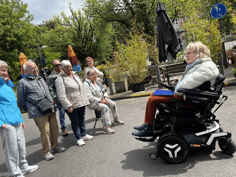 Marie-Hélène vertelt aan een groep