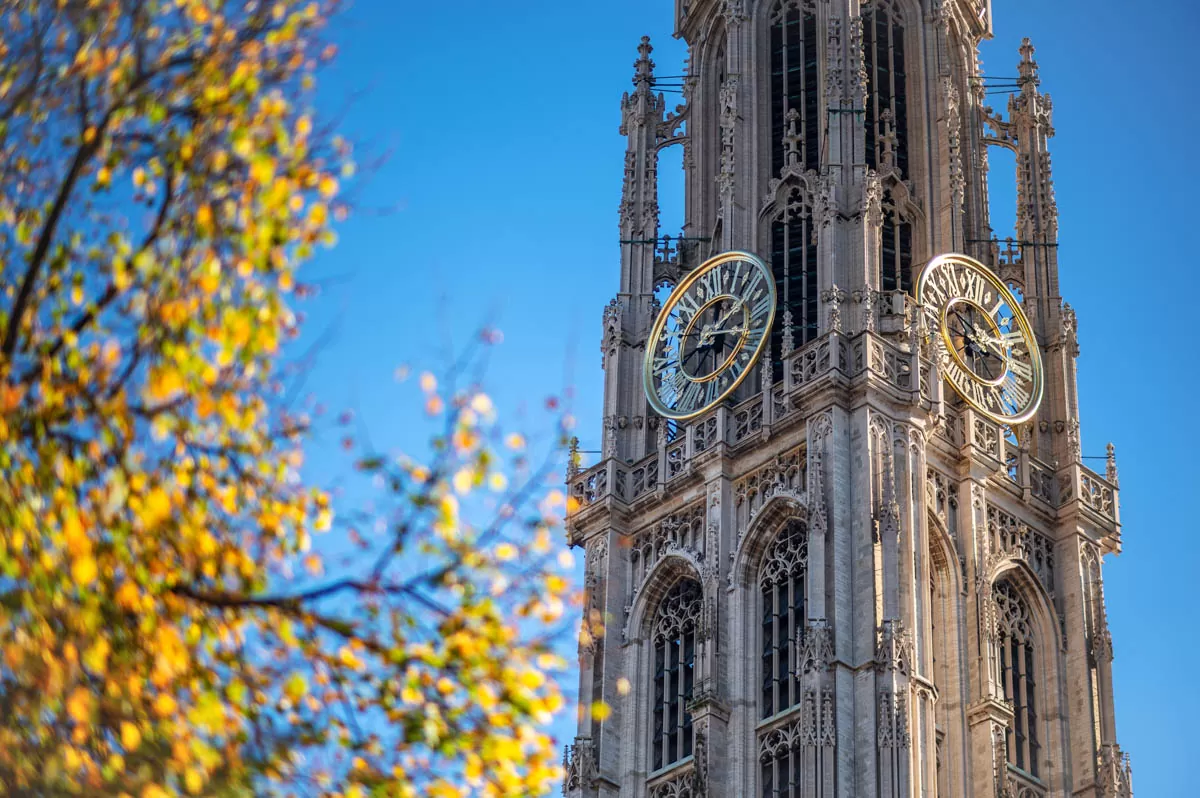 De toren van de Onze-Lieve-Vrouwekathedraal in Antwerpen